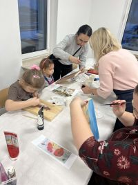 Malowanie farbami akrylowymi na drewnianych deskach.