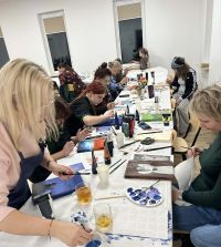 Malowanie farbami akrylowymi na drewnianych deskach.