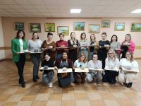 Uczestniczki projektu ,,Kobiety Kobietom'' na warsztatach ceramicznych.