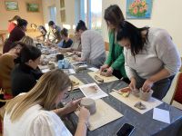 Uczestniczki projektu ,,Kobiety Kobietom'' na warsztatach ceramicznych.