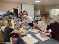 Uczestniczki projektu ,,Kobiety Kobietom'' na warsztatach ceramicznych.