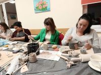 Uczestniczki projektu ,,Kobiety Kobietom'' na warsztatach ceramicznych.