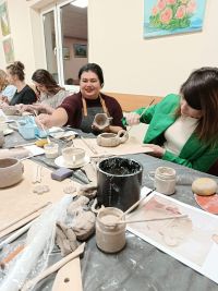 Uczestniczki projektu ,,Kobiety Kobietom'' na warsztatach ceramicznych.