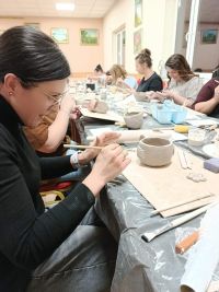 Uczestniczki projektu ,,Kobiety Kobietom'' na warsztatach ceramicznych.