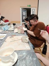 Uczestniczki projektu ,,Kobiety Kobietom'' na warsztatach ceramicznych.