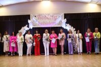 Na scenie uczestnicy projektu.