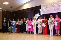 Na scenie uczestnicy projektu.