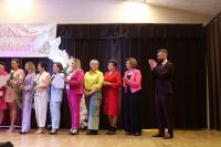 Na scenie uczestnicy projektu.