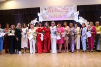 Na scenie uczestnicy projektu.