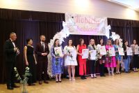 Na scenie uczestnicy projektu.