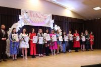 Na scenie uczestnicy projektu.