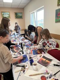 Uczestnicy warsztatów tworzący własne obrazy.