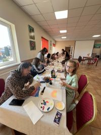 Uczestnicy warsztatów tworzący własne obrazy.