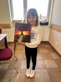 Uczestnicy warsztatów tworzący własne obrazy.