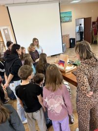 Uczestnicy warsztatów tworzący własne obrazy.