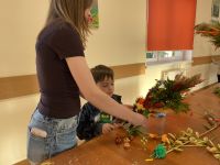 Uczestnicy zajęć tworzący własne palmy wielkanocne.