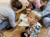 Uczestnicy na warsztatach wielkanocnych.