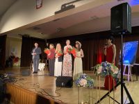 Na scenie wokalistki z prowadzącymi.