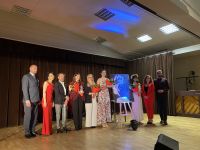 Na scenie wokalistki w Wójtem Gminy Wielgie, Sekretarzem Gminy Wielgie, Przewodniczącą Rady Gminy Wielgie oraz prowadzącymi.