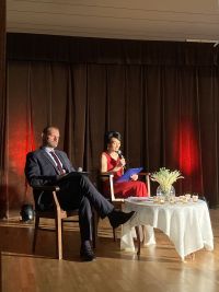 Prowadzący na scenie.