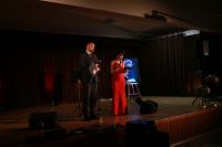 Prowadzący na scenie.