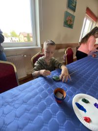 Dzieci na zajęciach plastycznych.