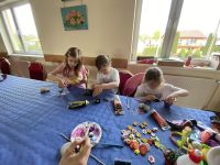 Dzieci na zajęciach plastycznych.