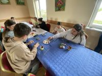 Dzieci na zajęciach plastycznych.