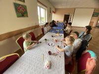 Dzieci na zajęciach plastycznych.