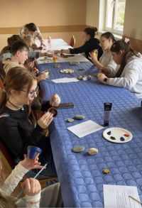 Dzieci na zajęciach plastycznych.