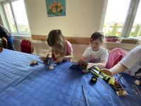 Dzieci na zajęciach plastycznych.