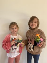 Dzieci na zajęciach plastycznych.