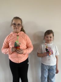 Dzieci na zajęciach plastycznych.