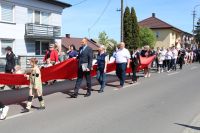 Uroczysty przemarsz uczestników wydarzenia spod Urzędu Gminy Wielgie do kościoła parafialnego.
