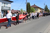 Uroczysty przemarsz uczestników wydarzenia spod Urzędu Gminy Wielgie do kościoła parafialnego.