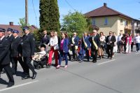 Uroczysty przemarsz uczestników wydarzenia spod Urzędu Gminy Wielgie do kościoła parafialnego.