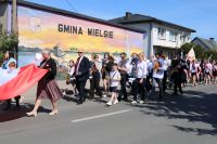 Uroczysty przemarsz uczestników wydarzenia spod Urzędu Gminy Wielgie do kościoła parafialnego.