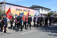 Uroczysty przemarsz uczestników wydarzenia spod Urzędu Gminy Wielgie do kościoła parafialnego.