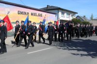 Uroczysty przemarsz uczestników wydarzenia spod Urzędu Gminy Wielgie do kościoła parafialnego.