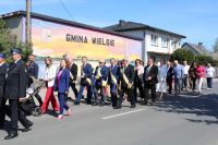 Uroczysty przemarsz uczestników wydarzenia spod Urzędu Gminy Wielgie do kościoła parafialnego.
