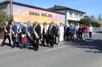 Uroczysty przemarsz uczestników wydarzenia spod Urzędu Gminy Wielgie do kościoła parafialnego.