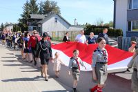 Uroczysty przemarsz uczestników wydarzenia spod Urzędu Gminy Wielgie do kościoła parafialnego.