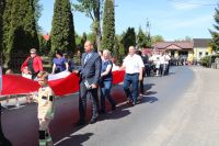 Uroczysty przemarsz uczestników wydarzenia spod Urzędu Gminy Wielgie do kościoła parafialnego.