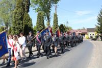 Uroczysty przemarsz uczestników wydarzenia spod Urzędu Gminy Wielgie do kościoła parafialnego.