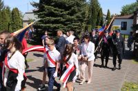 Uroczysty przemarsz uczestników wydarzenia spod Urzędu Gminy Wielgie do kościoła parafialnego.