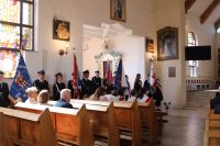 Uczestnicy uroczystości na mszy świętej.