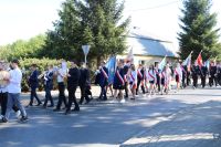 Uroczysty przemarsz uczestników wydarzenia pod pomnik ,,Ku czci bohaterom poległym i pomordowanym w walce z zaborcą''.