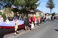 Uroczysty przemarsz uczestników wydarzenia pod pomnik ,,Ku czci bohaterom poległym i pomordowanym w walce z zaborcą''.