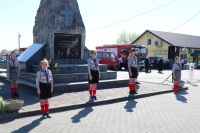 Warta harcerzy pod pomnikiem we Wielgiem.