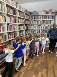 Przedszkolaki zwiedzają bibliotekę